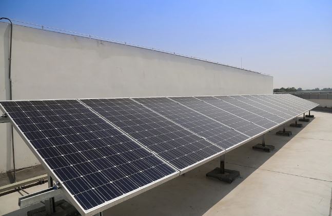 rooftop 5 kW solar power system installation on residential house with solar panels
